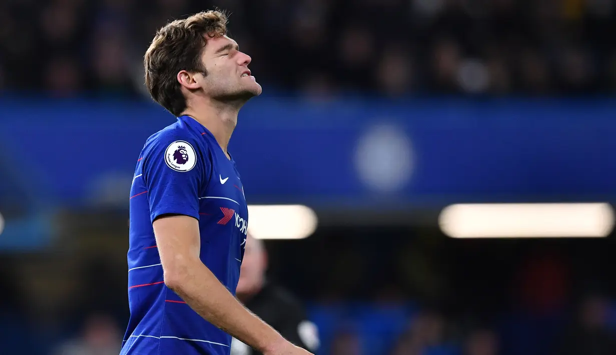 Bek Chelsea, Marcos Alonso terlihat kecewa setelah gagal mencetak gol selama pertandingan melawan Southampton pada lanjutan Liga Inggris di Stamford Bridge, London (2/1). Chelsea berada di posisi keempat klasemen dengan poin 44. (AFP Photo/Ben Stansall)