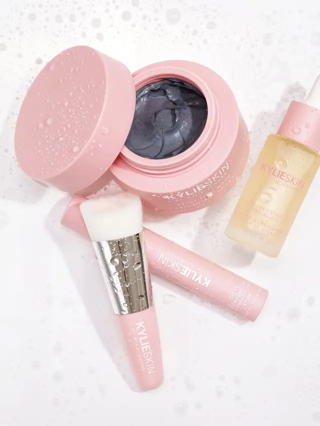 3 Produk Skincare Andalan Kylie Jenner untuk Merawat Kulit Berminyak