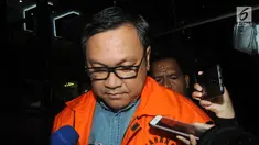 Bupati nonaktif Pakpak Bharat, Remigo Yolanda Berutu dikawal petugas usai menjalani pemeriksaan perdana oleh penyidik di gedung KPK, Jakarta, Selasa (27/11). Remigo diperiksa sebagai saksi untuk kasus suap proyek di dinas PUPR. (merdeka.com/Dwi Narwoko)