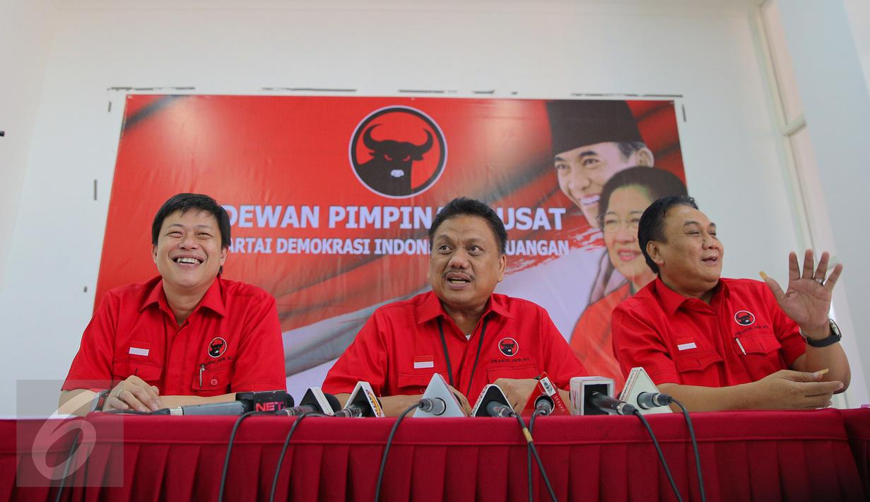 Ketua Fraksi PDIP Olly Dondokambey (tengah) memberikan keterangan pers usai rapat koordinasi di DPP PDIP, Jakarta, Kamis (17/9/2015). Dalam rapat Megawati meminta kepada fraksi untuk turun ke bawah sukseskan pilkada serentak. (Liputan6.com/Faizal Fanani)