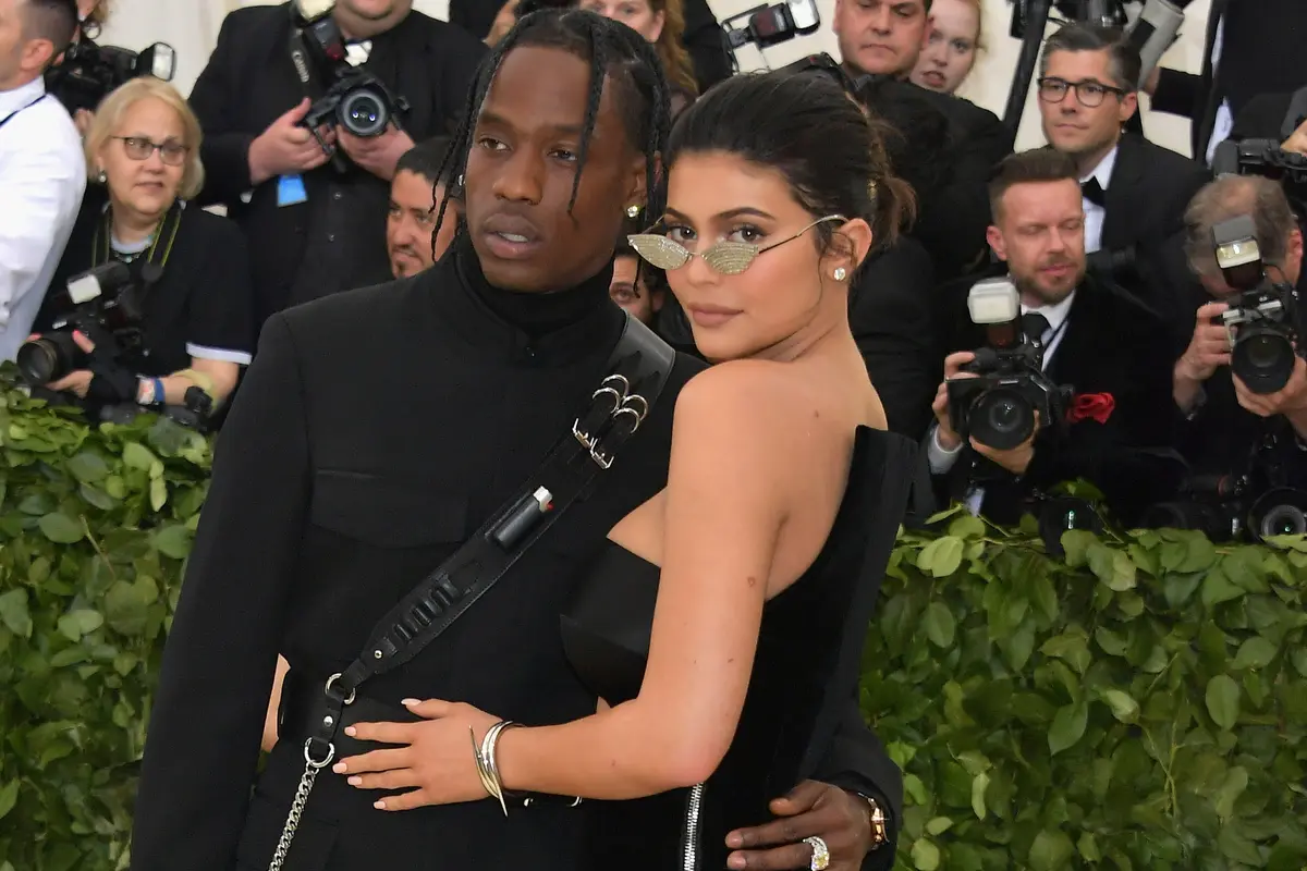 [Bintang] Kylie Jenner - Travis Scott