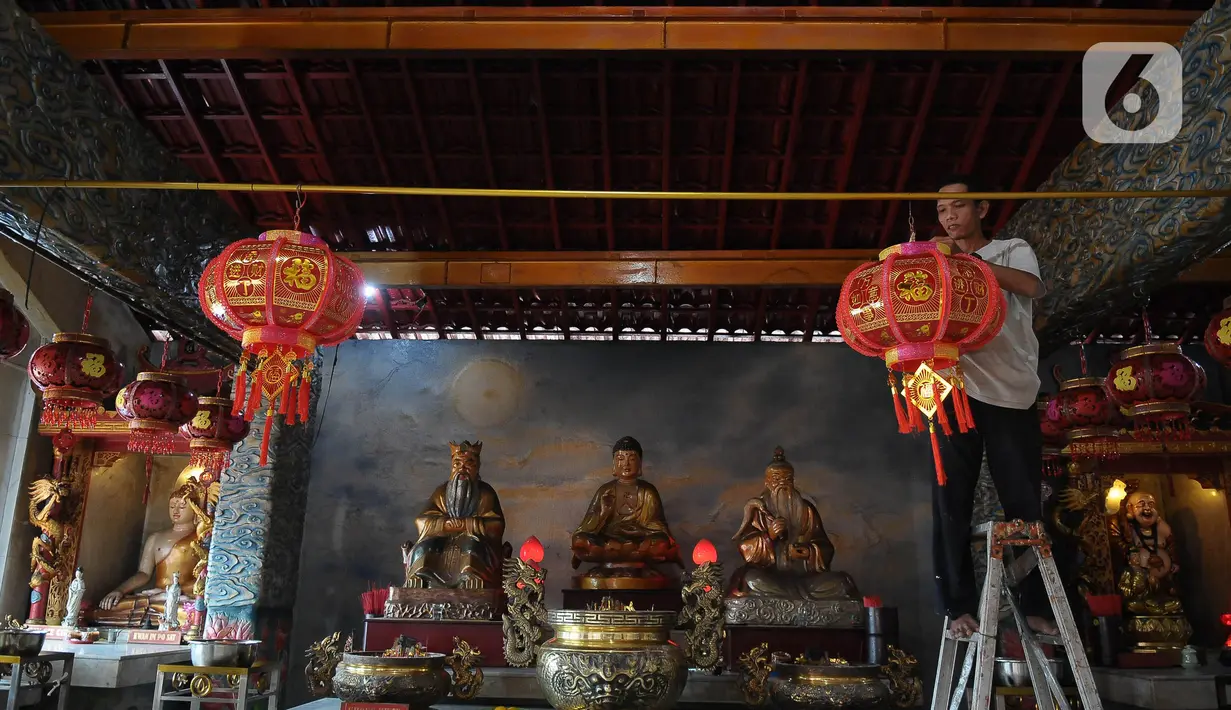 Lampion terbuat dari bambu, jerami, kayu, dan kain sutra atau kertas api dengan lilin di dalamnya. (merdeka.com/Imam Buhori)