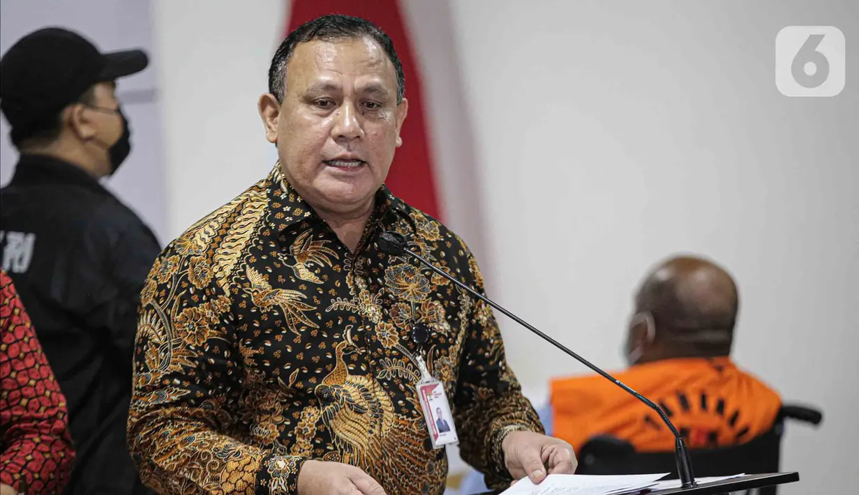Ketua Komisi Pemberantasan Korupsi (KPK) Firli Bahuri memberikan keterangan saat rilis kasus dugaan korupsi Gubernur Papua Lukas Enembe di Paviliun Kartika, Rumah Sakit Pusat Angkatan Darat (RSPAD) Gatot Subroto, Jakarta, Selasa (10/1/2023). Lukas Enembe dihadirkan KPK saat rilis terkait kasus dugaan korupsi pemberian gratifikasi proyek infrastruktur di Provinsi Papua. (Liputan6.com/Faizal Fanani)