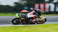 Pembalap melaju kencang di kejuaraan Pertamina Enduro RSV Racing Championship 2023 di Sentul International Karting Circuit, Bogor, Jawa Barat. (ist)
