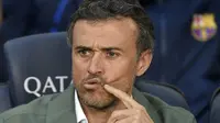 Luis Enrique mengeluarkan guyonan setelah Barcelona menundukkan Sevilla pada pertandingan pekan ke-30 La Liga (5/4/2017). (AFP/Lluis Gene)