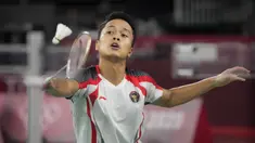 Pebulu tangkis Indonesia Anthony Sinisuka Ginting saat bertanding melawan pebulu tangkis Rusia Sergey Sirant pada penyisihan grup tunggal putra Olimpiade Tokyo 2020 di Tokyo, Jepang, Rabu (28/7/2021). Anthony Ginting lolos ke 16 besar Olimpiade Tokyo 2020. (AP Photo/Dita Alangkara)