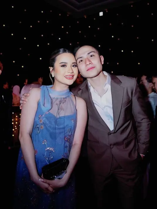 Anggi Marito tak ketinggalan hadir. Bumil satu ini memancarkan pesona glowing dalam sleeveless dress warna biru muda, [@kenjiganessha]