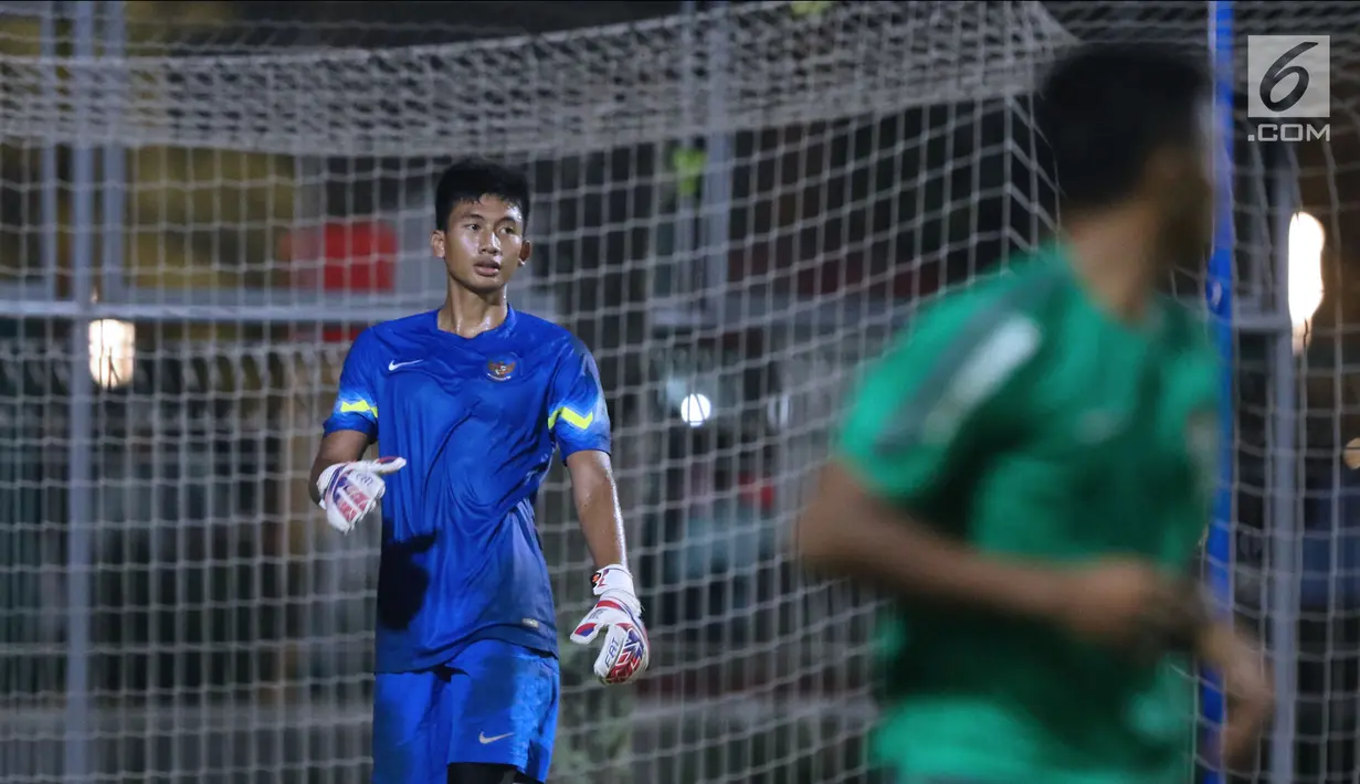 Kiper Timnas Indonesia U-19, Gianluca Pagliuca Rossy saat mengikuti latihan di Lapangan A Kompleks GBK Jakarta, Kamis (22/3). Rossy akan menjadi tambahan amunisi Macan Kemayoran mengarungi kompetisi Liga 1 musim 2018. (Liputan6.com/Helmi Fithriansyah)