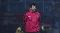 Pelatih Bali United, Indra Sjafri memantau anak asuhnya saat bertanding melawan Arema Cronus pada laga perempat final Piala Presiden di Stadion Kanjuruhan, Malang, Sabtu (19/9/2015). (Bola.com/Vitalis Yogi Trisna)