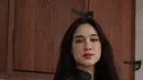 Yasmin Napper tampil anggun mengenakan kebaya hitam kerang tinggi. Kebaya dengan bordiran tersebut dipadukan bawahan kain batik coklat. [@yasminnappe]