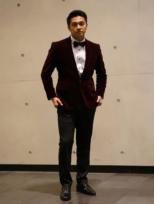 Tampil mengenakan jas hitam dengan aksen kemeja putih lengkap dengan pita hati. Deva Mahenra persis dengan gaya oppa Korea. (Liputan6.com/IG/@devamahenra).