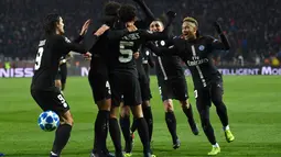 Pemain PSG bersuka cita merayakan gol yang dicetak Marquinhos pada laga lanjutan Grup C Liga Champions yang berlangsung di stadion Rajko Mitic, Rabu (12/12). PSG menang 4-1 atas Red Star Belgrade. (AFP/Franck Fife)