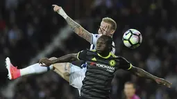 Pemain Chelsea, Victor Moses (depan) berdeul dengan pemain West Brom, James McClean pada lanjutan Premier League di di Hawthorns Stadium, West Bromwich, (12/5/2017). Chelsea menang 1-0.  (AP/Rui Vieira)