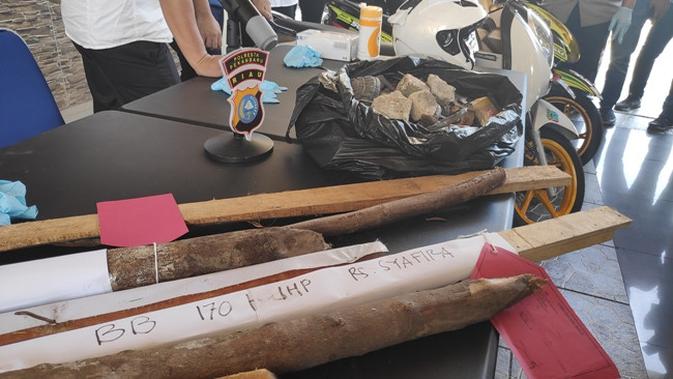 barang bukti berupa kayu dan batu yang disita dari geng motor penikam polisi di Pekanbaru. (Liputan6.com/M Syukur)