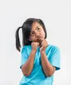 Kebiasaan-kebiasaan kecil di rumah bisa menjadi langkah awal yang efektif untuk melatih kemampuan berpikir kritis anak. [Dok/freepik.com/jcomp]