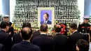 Sejumlah pelayat hadir dalam proses pemakaman mantan presiden Korea Selatan Kim Young - Sam di Seoul, Korea Selatan, (22/11). Mantan Presiden Korea Selatan yang terkenal dengan gerakan pro-demokrasi, meninggal dunia di usia ke-87. (REUTERS/Yonhap)