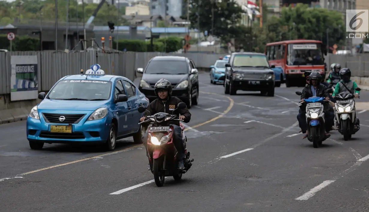 Pengendara sepeda motor melintasi Jalan MH Thamrin, Jakarta, Kamis (11/1). Kebijakan ganjil genap akan diberlakukan untuk menggantikan larangan melintas sepeda motor yang telah dicabut di Jalan MH Thamrin. (Liputan6.com/Faizal Fanani)