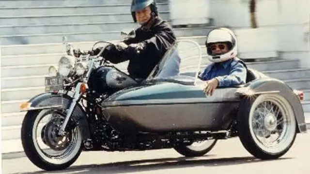 Gagahnya Presiden Soeharto saat geber moge Harley Davidson
