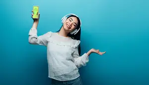 Seorang wanita muda menikmati musik online. (HayDmitriy/depositphotos.com)