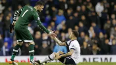 Kiper Tottenham Hotspur, Hugo Lloris (kiri) membantu Kyle Walker berdiri usai bermain imbang lawan West Bromwich pada lanjutan Liga Inggris di Stadion White Hart Lane, London, Selasa (26/4/2016) dini hari WIB. (AFP/ IKimages) 