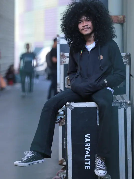 Pria berambut kribo tersebut adalah salah satu anak didik dari Mosidik. Ia tergabung dalam grup 2. Beberapa kali ia membuat tawa dewan juri dan penonton yang memadati studio Emtek City. (Adrian Putra/Bintang.com)