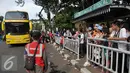 Warga mengantre naik Bus City Tour Jakarta di Jakarta, Sabtu (9/7). Masyarakat Jakarta memanfaatkan libur Lebaran dengan menumpang bus gratis untuk mengunjungi ikon Ibu kota seperti Patung Selamat Datang, Mesjid Istiqlal.  (Liputan6.com/Johan Tallo)