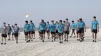 Pemain Timnas Indonesia melakukan latihan dengan pemanasan dan senam ringan di tepi pantai guna melemaskan kembali otot-otot mereka yang kaku usai tiba di Dubai. (Foto: Dokumentasi PSSI)