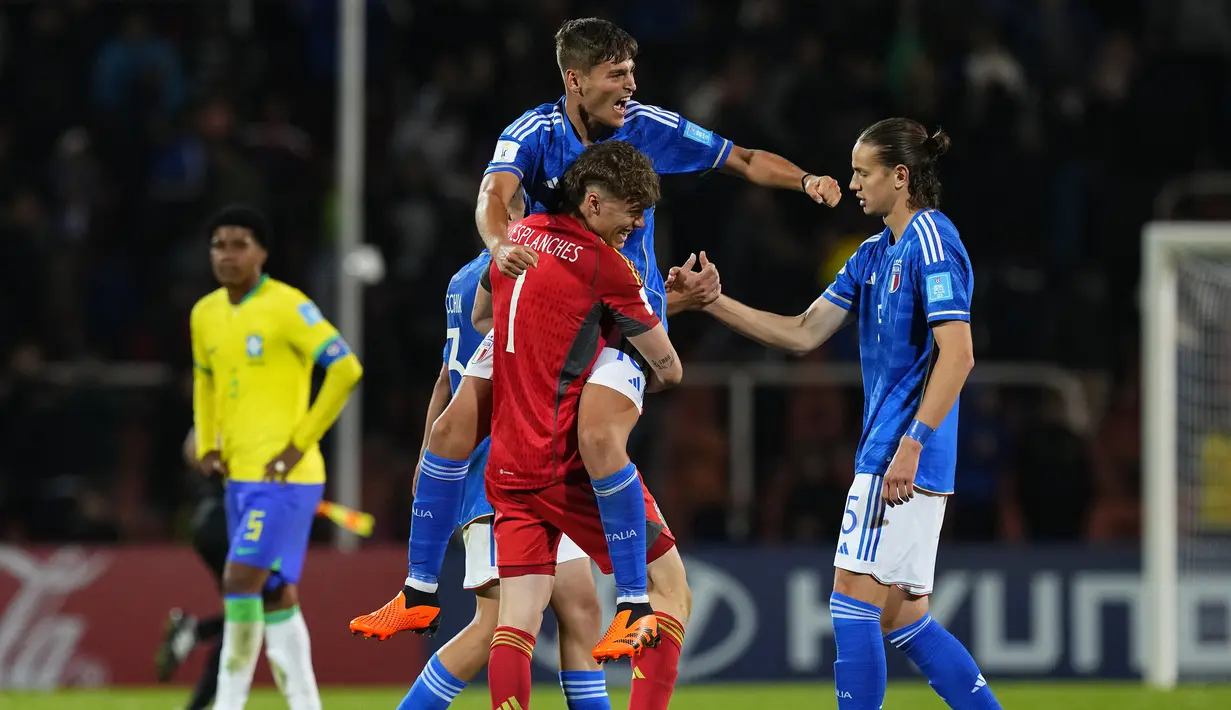Selebrasi para pemain Timnas Italia U-20 setelah mengalahkan Brasil 3-2 pada laga Grup D Piala Dunia U-20 2023 di Malvinas Argentinas Stadium, Mendoza, Argentina, Minggu (21/5/2023). (AP Photo/Natacha Pisarenko)