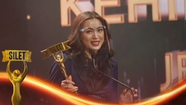 Jessica Iskandar mendapatkan dua penghargaan untuk kategori Asmara Tersilet dan Kehidupan Tersilet