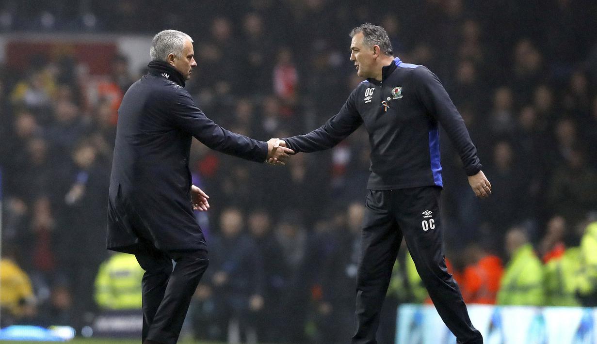 Pelatih Manchester United, Jose Mourinho, (kiri) memberi salam kepada pelatih Blackburn Rovers, Owen Coyle usai laga putaran kelima Piala FA di Ewood Park, Blackburn, (19/2/2017). MU menang 2-0. (Martin Rickett/PA via AP)