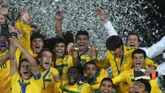 Pemain Timnas Brasil U-20, Casemiro (tengah atas) melakukan selebrasi dengan sejumlah pemain lainnya setelah menjuarai Piala Dunia U-20 2011 yang berlangsung di El Campin, Bogota, Kolombia, Sabtu (20/8/2011). Timnas Brasil U-20 berhasil menjuarai turnamen ini setelah mengalahkan Portugal U-20 dengan skor 3–2 dengan babak perpanjangan waktu. (AFP/Eitan Abramovic)