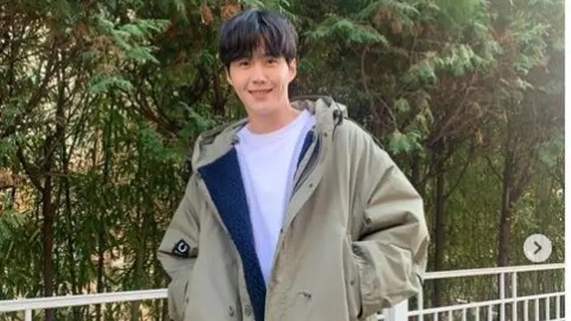 Padu Padan Jaket ala Kim Seon Ho, Inspirasi Tampil Modis di Musim Hujan