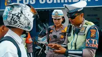 Personel Satuan Lalu Lintas Polresta Pekanbaru mendata pelanggar lalu lintas selanjutnya dikirim pesan kesalamatan melalui Aplikasi Zapin Tanjak. (Liputan6.com/M Syukur)
