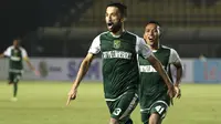 Striker Persebaya Surabaya, Manuchehr Jalilov, merayakan gol yang dicetaknya ke gawang Perseru Serui pada laga Piala Presiden 2019 di Stadion Si Jalak Harupat, Bandung, Sabtu (2/3). Persebaya menang 3-2 atas Perseru. (Bola.com/Yoppy Renato)