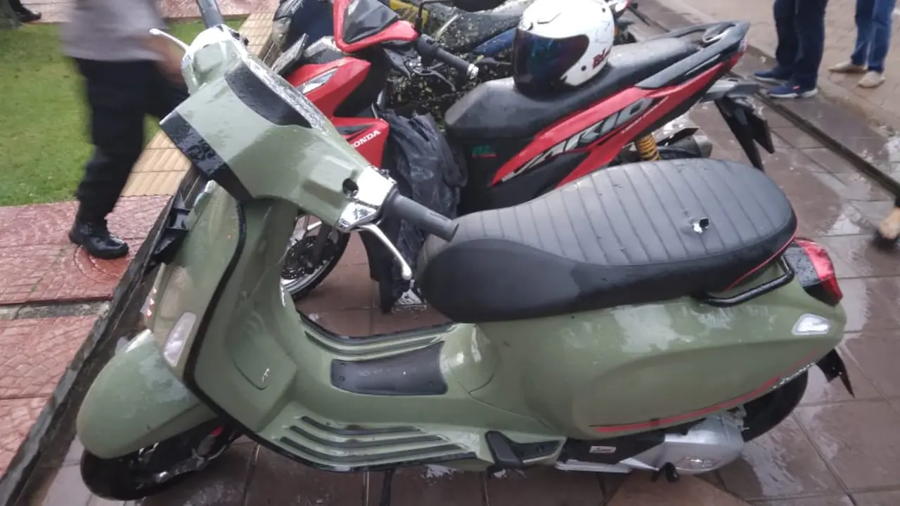 Sebuah motor Vespa seharga Rp 53,7 juta tertimpa pohon tumbang di Balai Kota DKI Jakarta