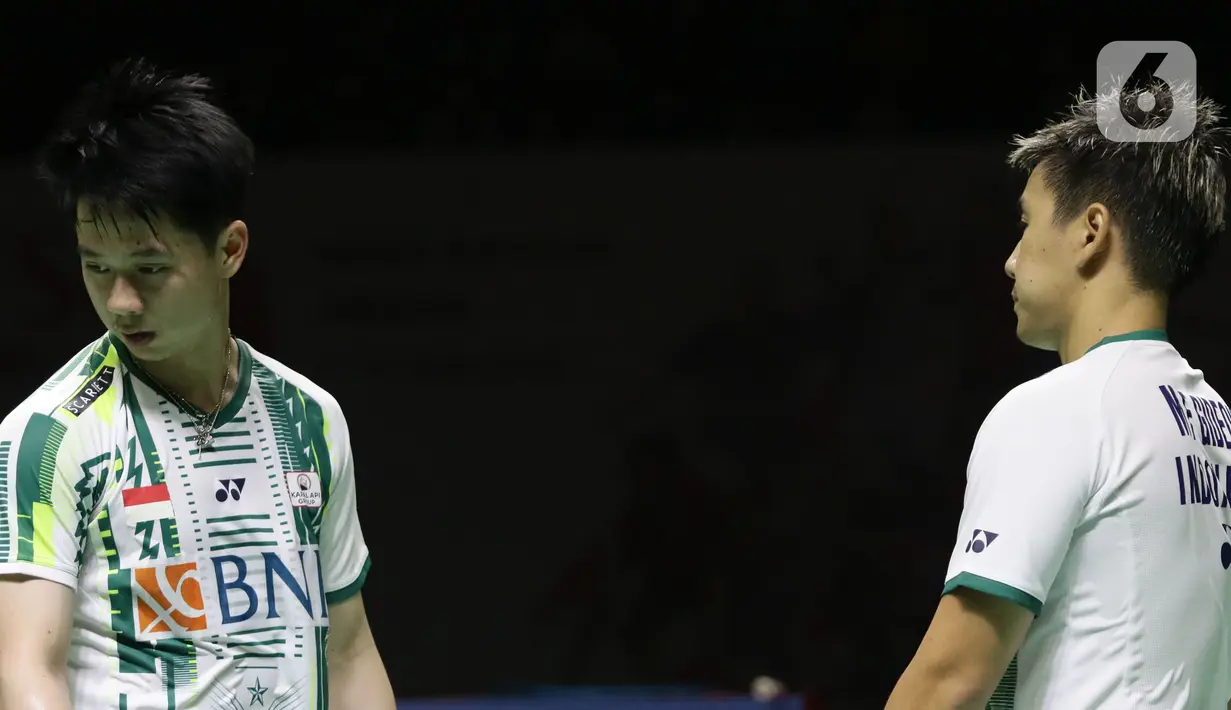 Pebulu tangkis ganda putra Indonesia, Marcus Fernaldi Gideon/Kevin Sanjaya Sukamulio saat bertanding melawan Liang Wei Keng/ Wang Chang (China) pada babak Semifinal Indonesia Masters 2022 di Istora Senayan, Jakarta, Sabtu (11/6/2022). Kevin/Marcus kalah 17-21, dan 10-21. (Liputan6.com/Helmi Fithriansyah)