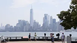 Sejumlah pengunjung melakukan tur ke Pulau Liberty di New York,  AS (20/7/2020). New York City memasuki fase empat pembukaan dengan tidak mengizinkan kegiatan dalam ruang tertutup di tengah kekhawatiran pejabat setempat terkait kemungkinan gelombang kedua infeksi coronavirus. (Xinhua/Wang Ying)