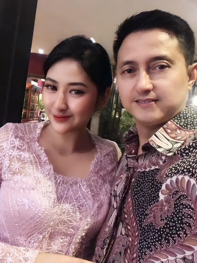 6 Momen Kompak Ricky Subagja Pakai Baju Senada Bareng Istri yang Terpaut 26 Tahun