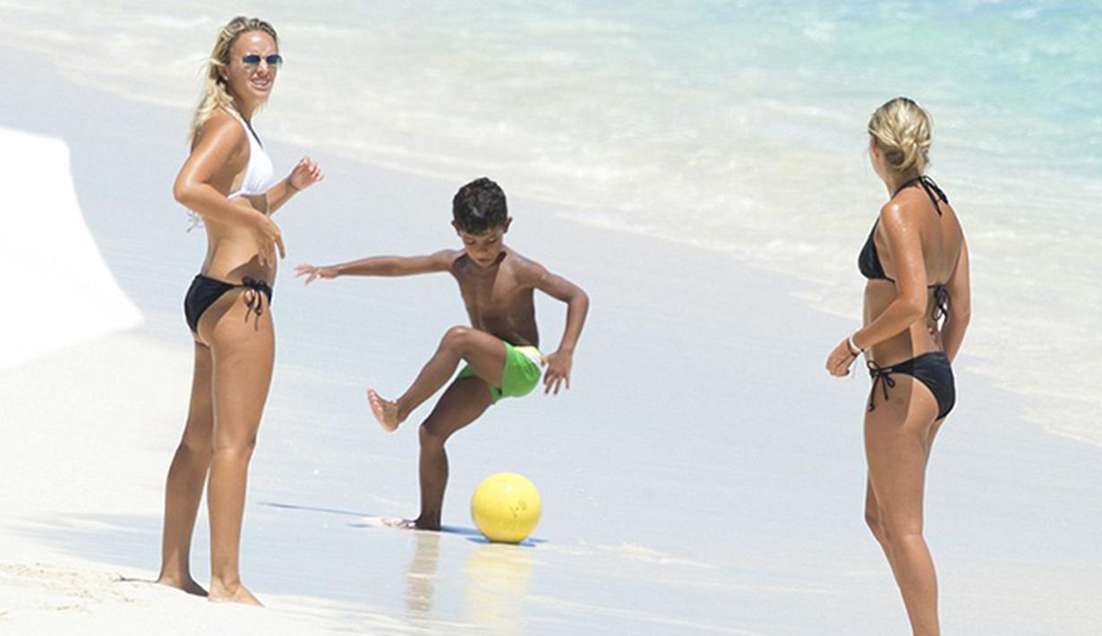 Cristiano Ronaldo Jr main sepak bola di pantai Bahama. (Splash News via Daily Mail)