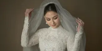 Gaun pengantin impian pilihan Jessica Mila saat pemberkatan adalah model klasik dan tertutup. [Foto: Instagram @yeftagunawan]