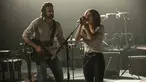 Gambar yang dirilis oleh Warner Bros menunjukkan Bradley Cooper dan Lady Gaga dalam adegan film "A Star is Born." A Star is Born merupakan film drama musikal yang mengisahkan siklus ketenaran di dunia musik AS. (Neal Preston/Warner Bros via AP)