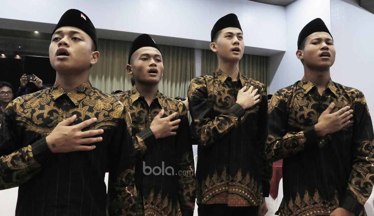 Pemain Timnas Indonesia U-16 menyanyikan lagu Indonesia Raya saat acara pelepasan Timnas U-16 ke piala AFF di Jakarta, Kamis, (6/7/2017). Piala AFF U-15 akan berlangsung 9-22 Juli di Thailand. (Bola.com/M Iqbal Ichsan)