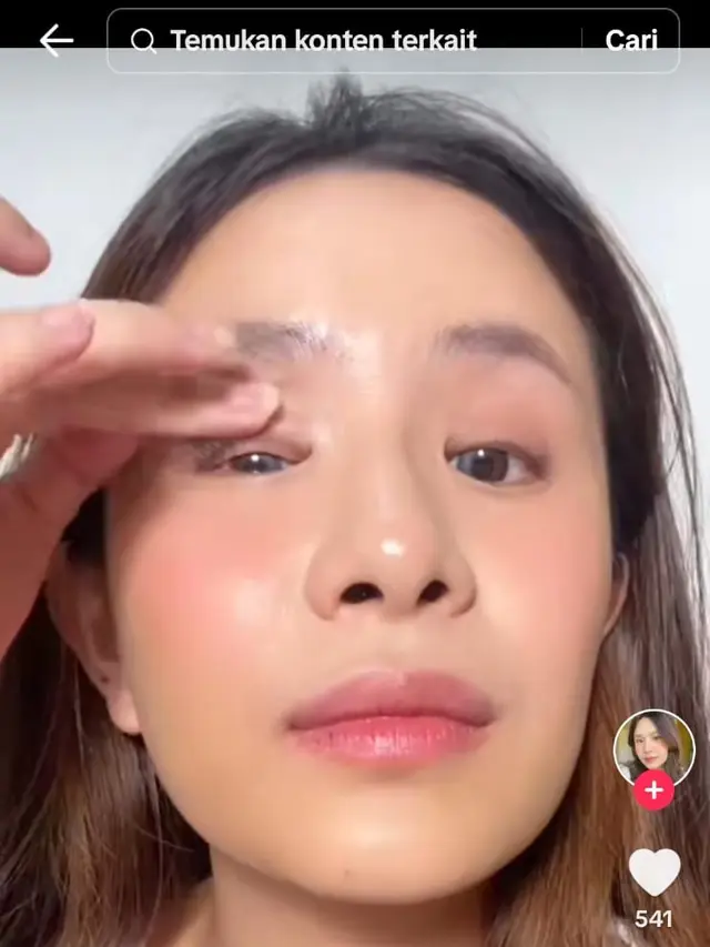 Membersihkan Glitter dengan Selotip