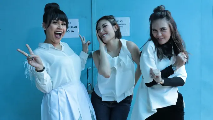 [Bintang] Luna Maya - Ayu Dewi - Melaney Ricardo