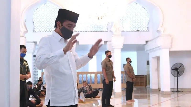 Presiden Jokowi salat Jumat di Masjid Istana Kepresidenan dengan protokol kesehatan