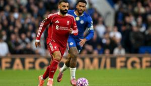 Penyerang Liverpool asal Mesir #11, Mohamed Salah, berlari membawa bola dalam pertandingan&nbsp;Premier League antara Chelsea dan Liverpool di Stamford Bridge, London, pada 4 Oktober 2025. (Glyn KIRK/AFP)