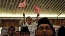 Seorang anak melambaikan bendera Partai Priboemi saat deklarasi Partai Priboemi di Jakarta, Senin (17/8/2015). Tepat di Hari Kemerdekaan, partai yang berlogo simbol Kerajaan Majapahit itu mendeklarasikan sebagai partai baru. (Liputan6.com/Johan Tallo)