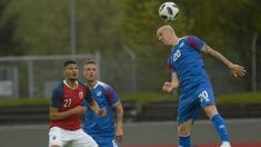 Pemain Islandia, Emil Hallfredsson (kanan) menghalau bola dari kejaran pemain Norwegia pada laga uji coba di Reykjavik, Islandia, (2/6/2018). Islandia kalah dari Norwegia 2-3. (AFP/Haraldur Gudjonsson)