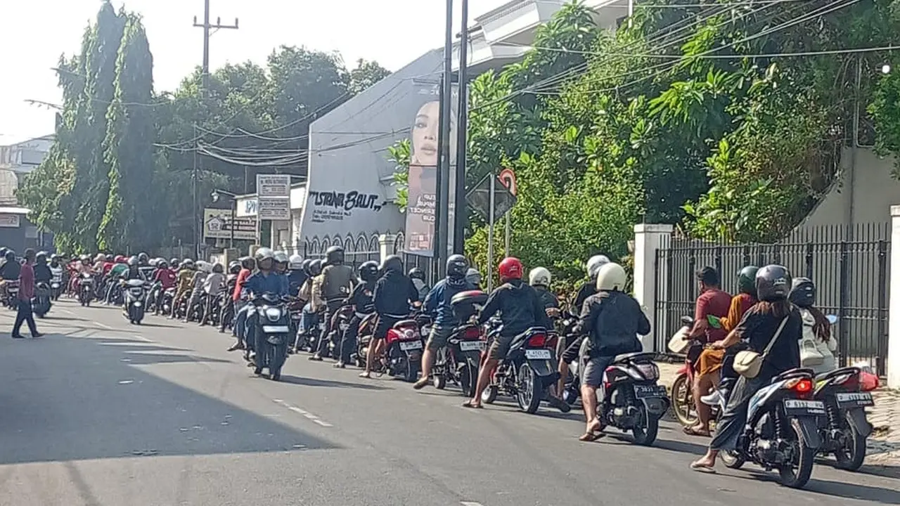 Antrean di salah satu SPBU di Jember mengular hingga ke jalan raya (Istimewa)