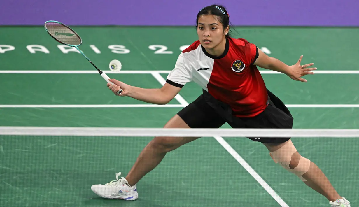 Pebulu tangkis tunggal putri Indonesia, Gregoria Mariska Tunjung saat melawan Polina Buhrova (Ukraina) dalam pertandingan penyisihan grup tunggal putri Olimpiade Paris 2024 di Porte de la Chapelle Arena, Paris pada 28 Juli 2024. (Arun SANKAR/AFP)